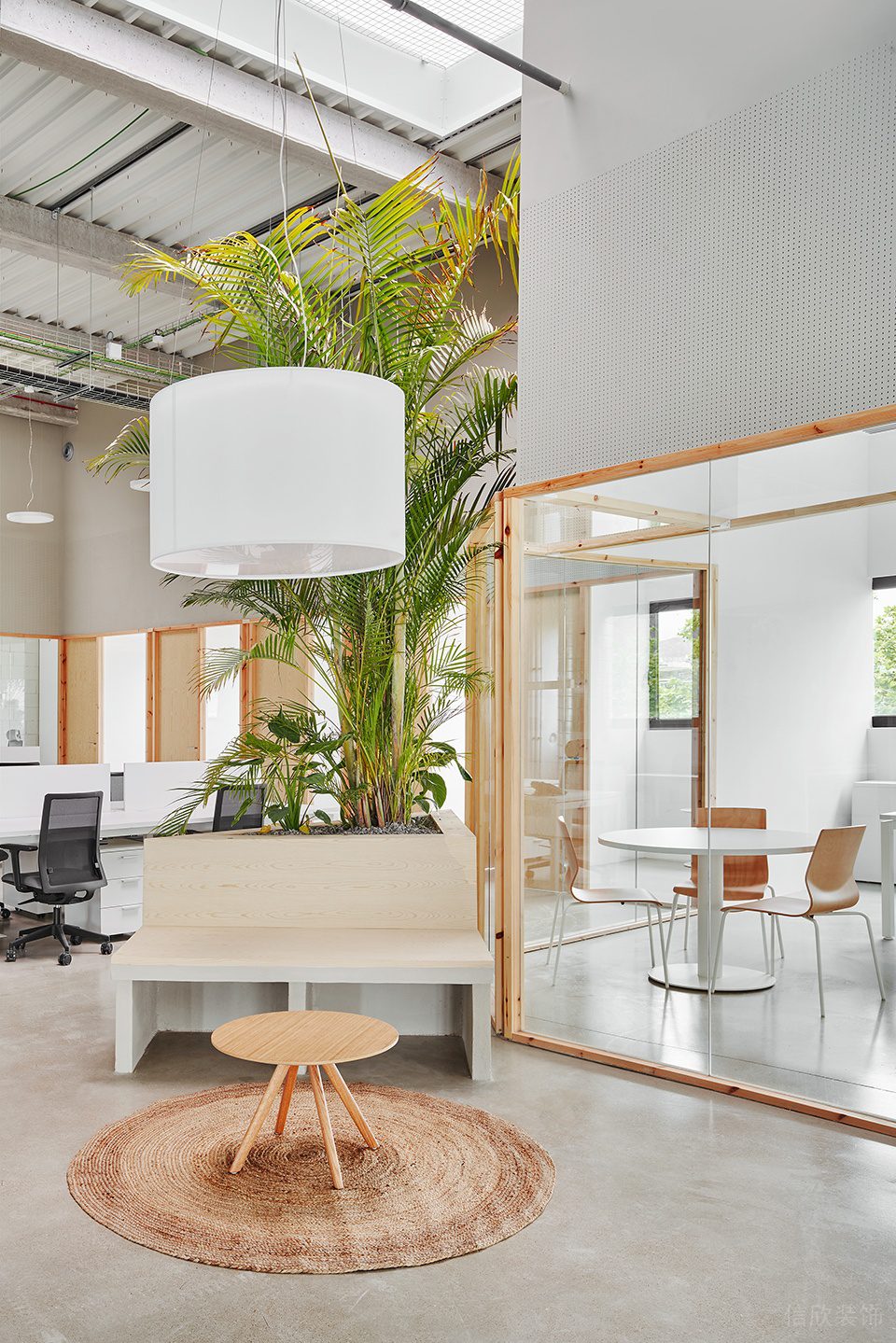 素木色简约自然风办公室装修设计浅木色休闲区