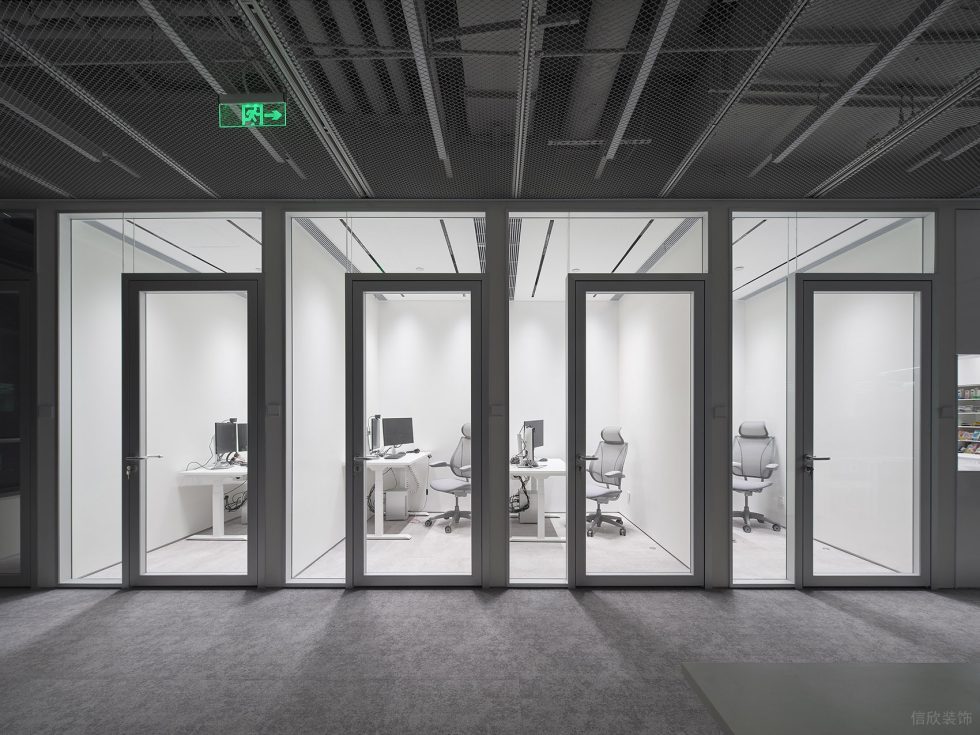 素色调现代简约风办公室装修设计纯白色高管独立办公室