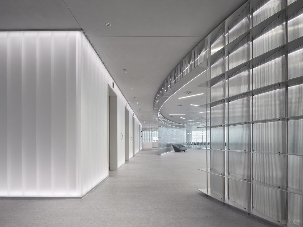 素色调现代简约风办公室装修设计灰白色电梯走廊