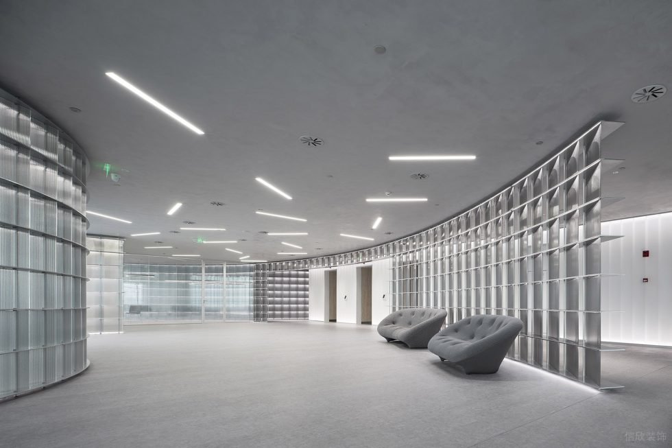 素色调现代简约风办公室装修设计灰白色过廊休息区