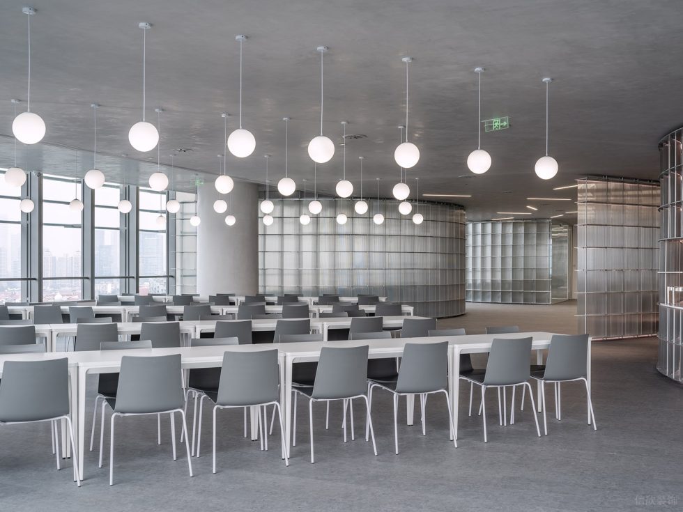 素色调现代简约风办公室装修设计灰白色职工餐厅
