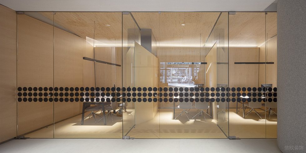 纯朴色现代简约风办公室装修设计浅木色玻璃办公独立用房