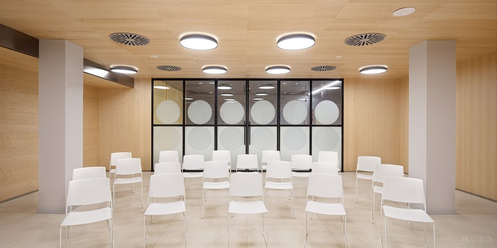 纯朴色现代简约风办公室装修设计浅木色培训室
