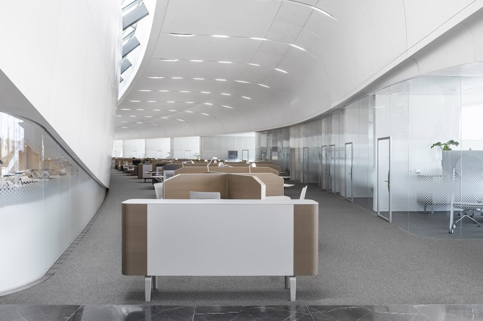 灰白色现代简约风办公室装修设计白木色工作卡位