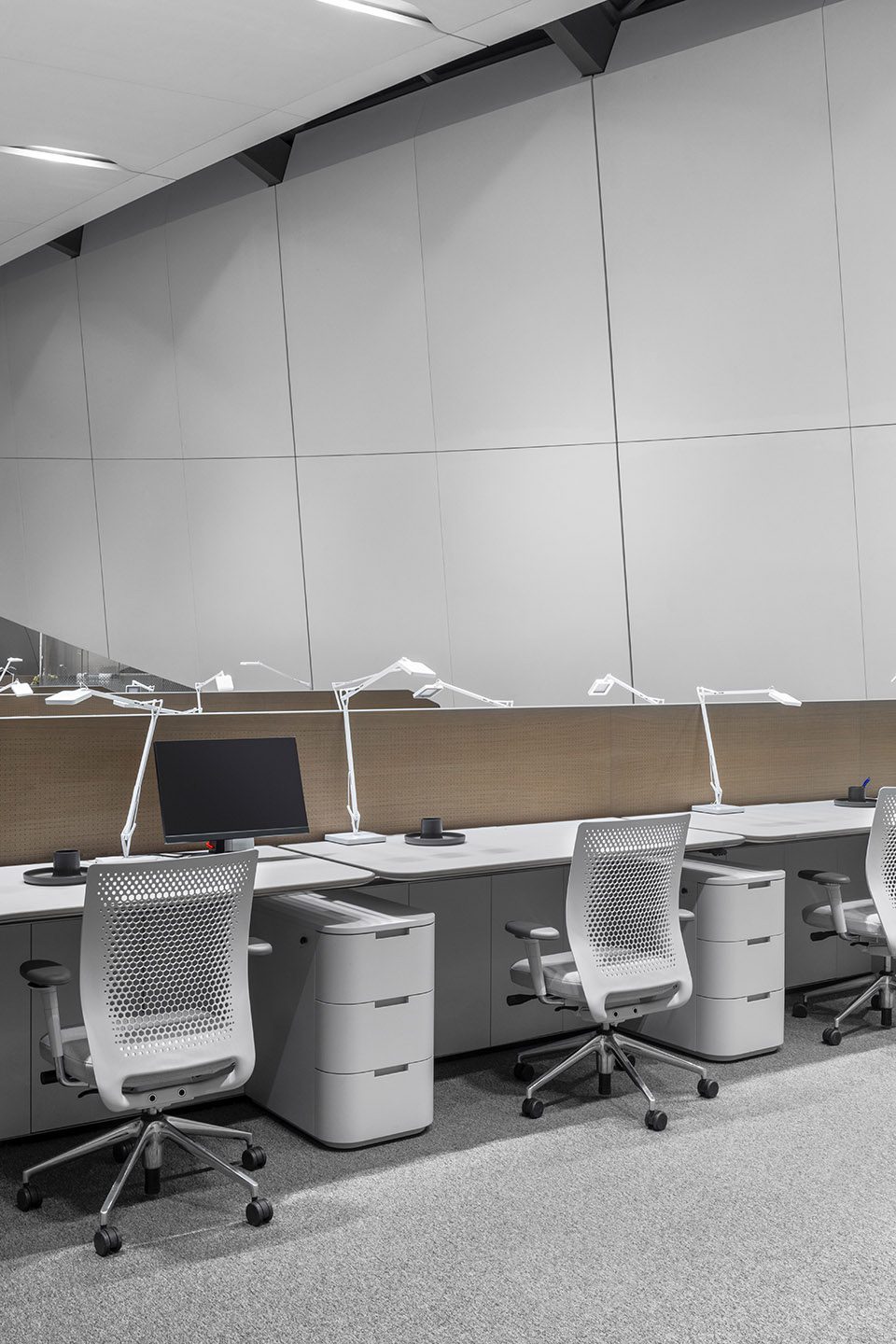 灰白色现代简约风办公室装修设计白木色工作台