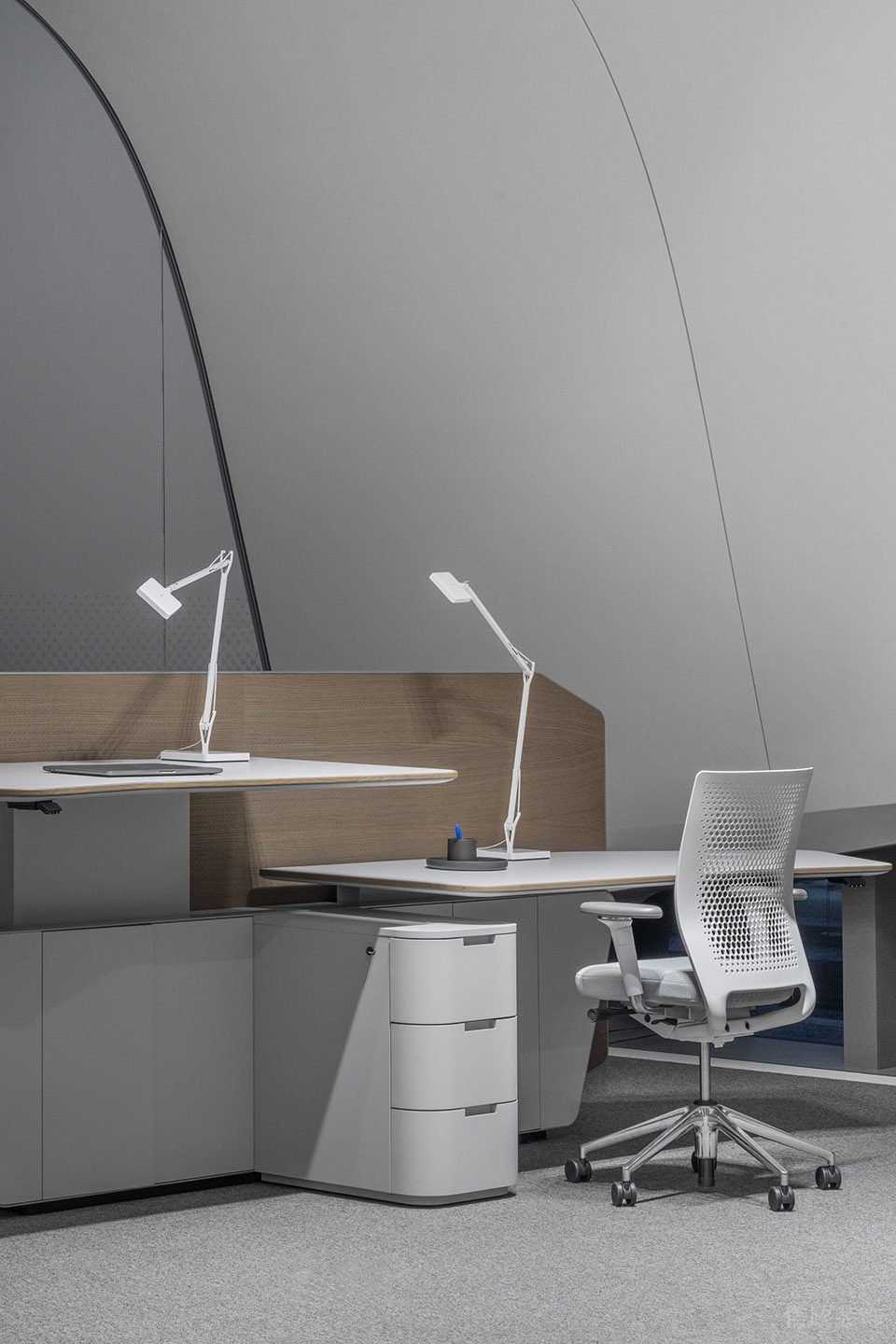 灰白色现代简约风办公室装修设计白色办公椅