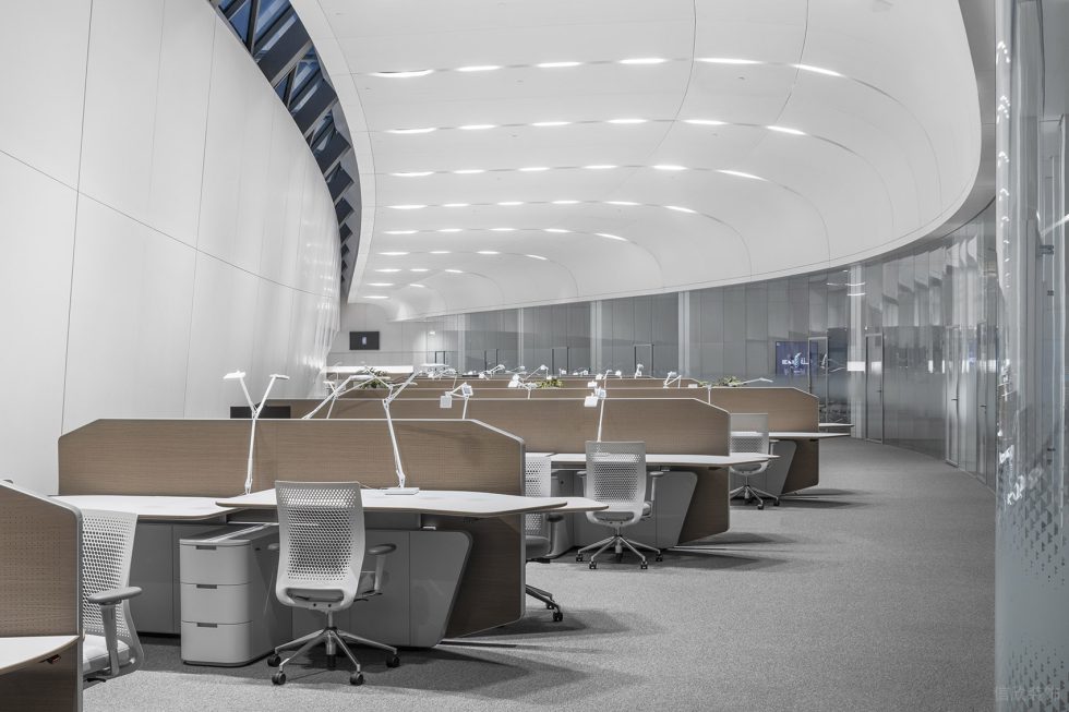 灰白色现代简约风办公室装修设计白色弧形铝板天花