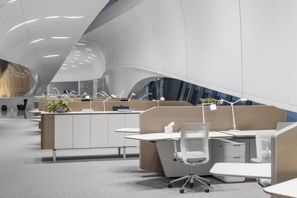 灰白色现代简约风办公室装修设计浅木色办公桌挡板
