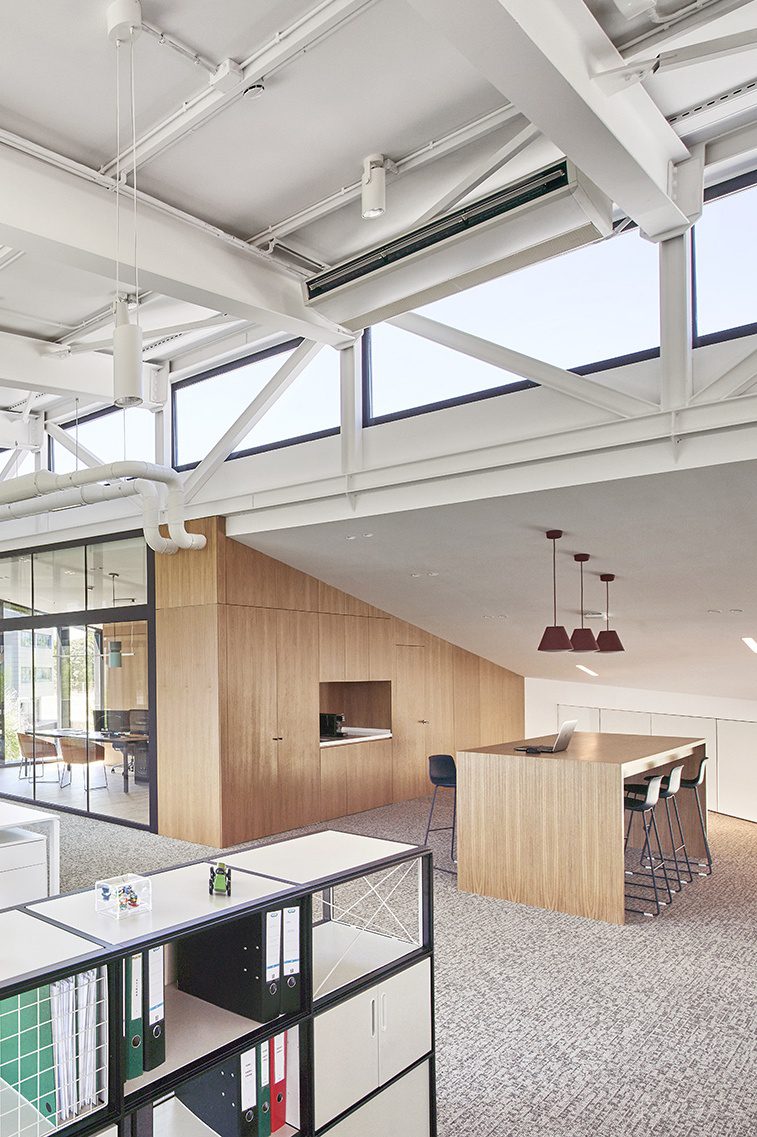 清淡色现代简约风办公室装修设计浅木色开放式吧台会议区