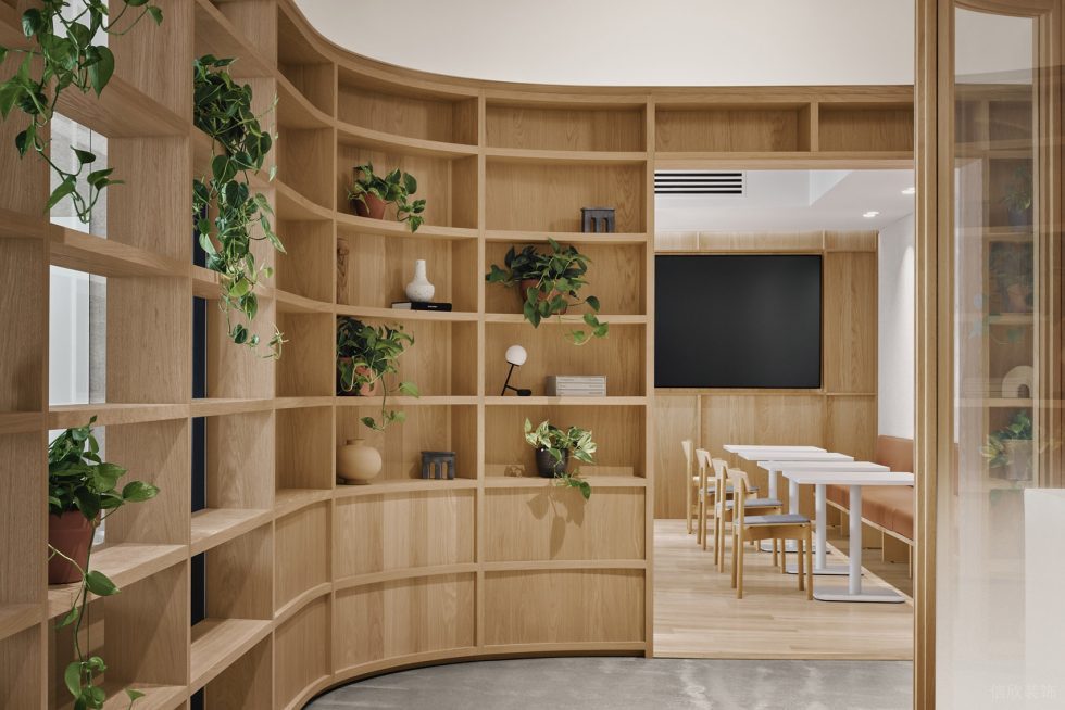 清新现代风办公室装修设计原木色弧形展示柜