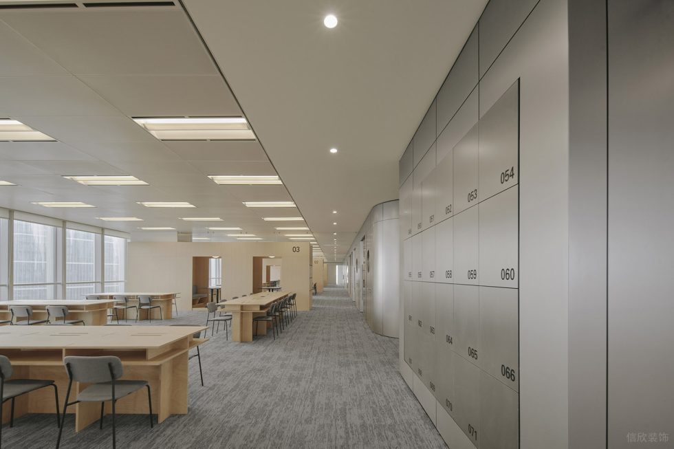 银灰色现代简约风办公室装修设计浅木色开放式办公区效果图