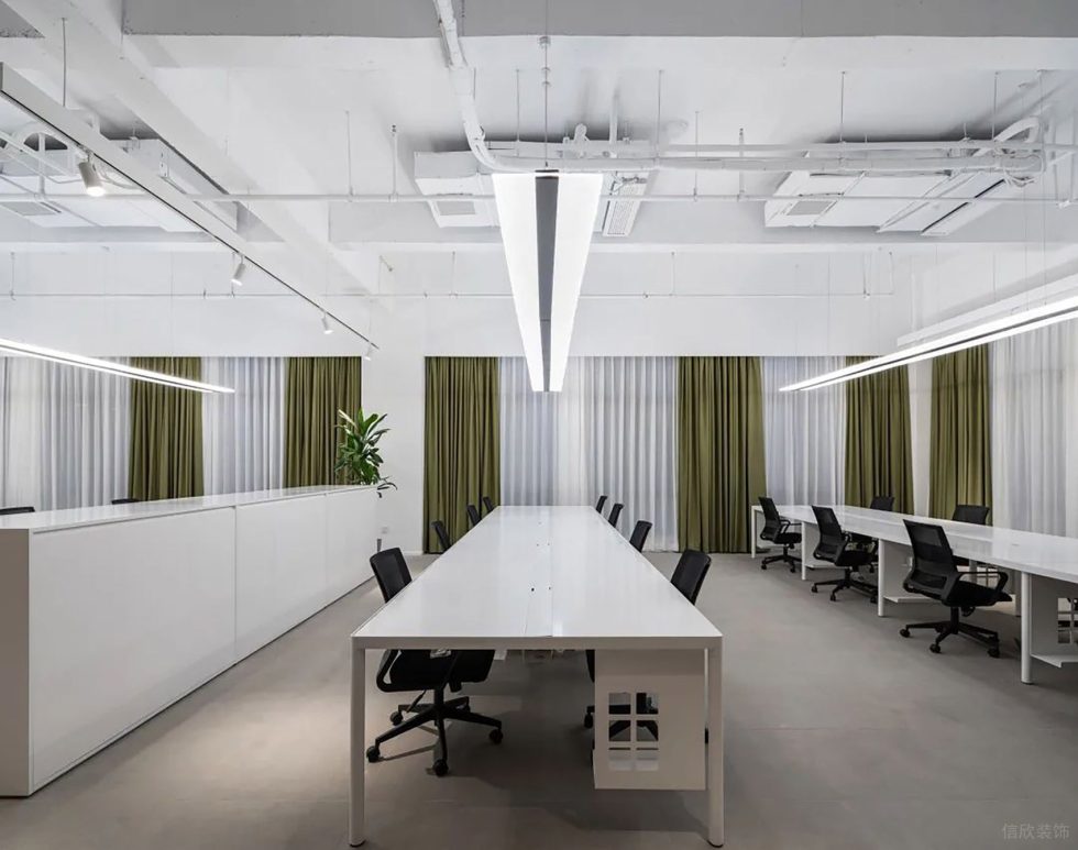 白木色简约风办公室装修设计白色调办公区