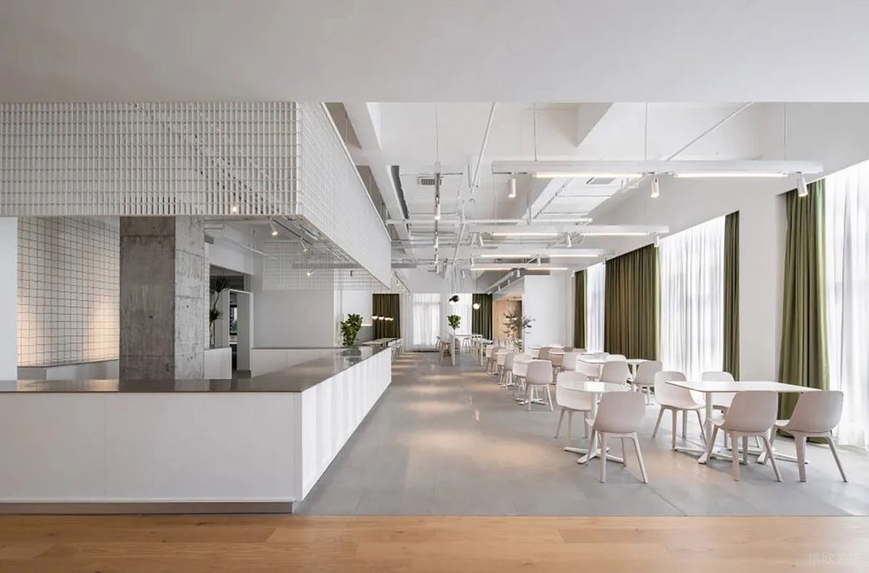 白木色简约风办公室装修设计白色调员工用餐区