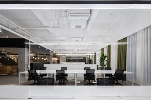 白木色简约风办公室装修设计黑白色办公大厅效果图
