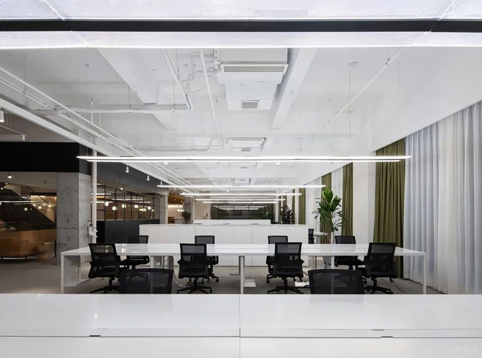 白木色简约风办公室装修设计黑白色办公大厅效果图