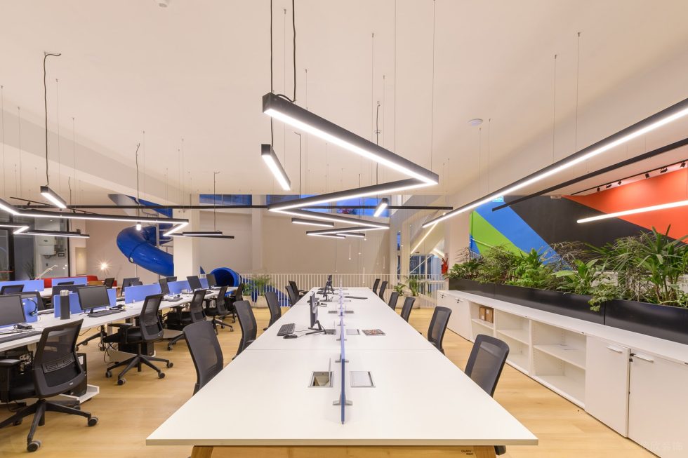 多彩色趣味现代风办公室装修设计黑白色办公区
