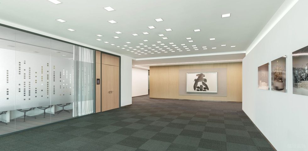 淡色现代风办公室装修设计浅色调过廊效果图