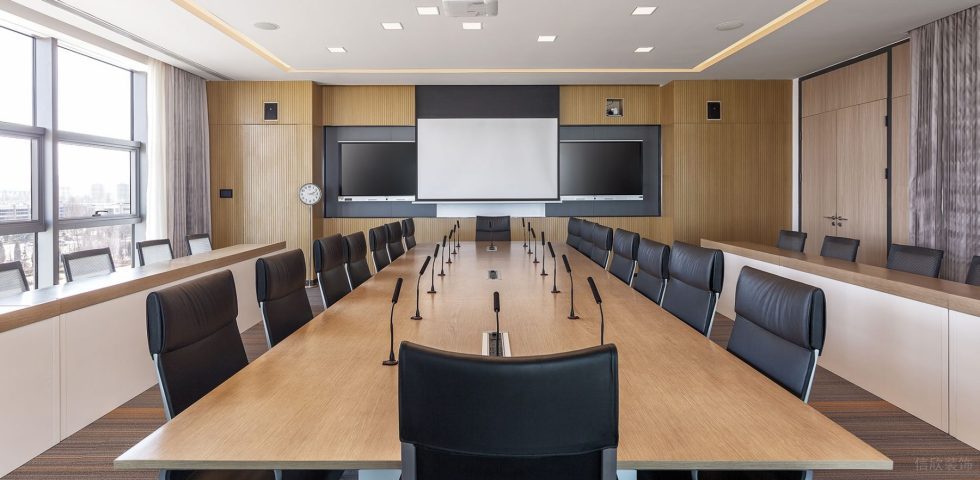 淡色现代风办公室装修设计浅木色会议室