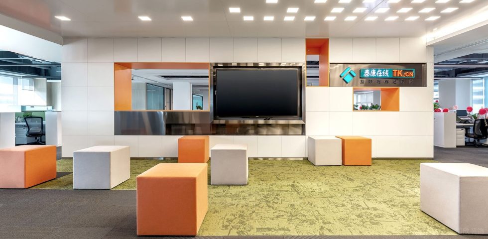 淡色现代风办公室装修设计浅色调活动区
