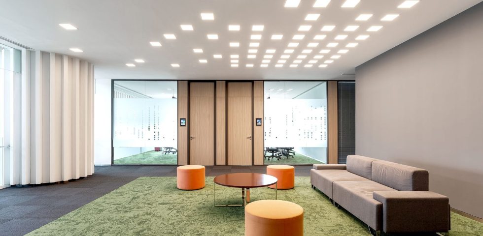 淡色现代风办公室装修设计浅色调休息等候区