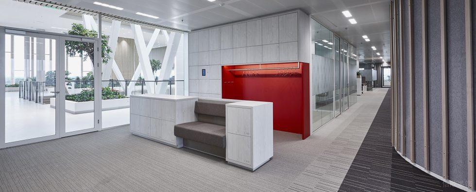 淡色系现代极简风办公室装修设计灰色系过道休息区