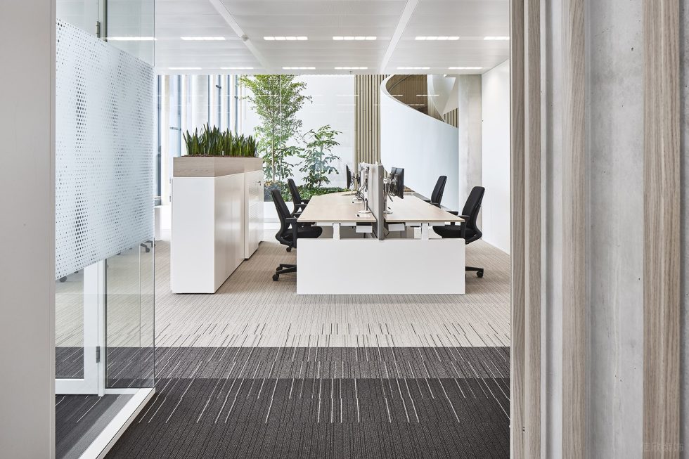 淡色系现代极简风办公室装修设计米白色办公区