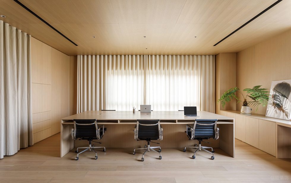 淡色原木简约风办公室装修设计原木色开放式办公区