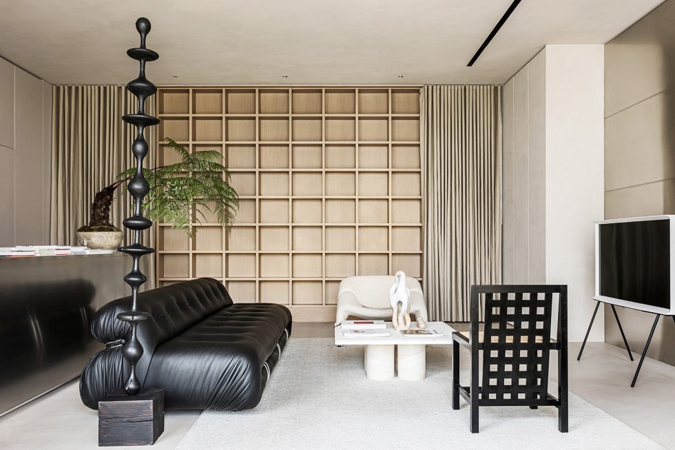 淡色原木简约风办公室装修设计黑白色沙发组合