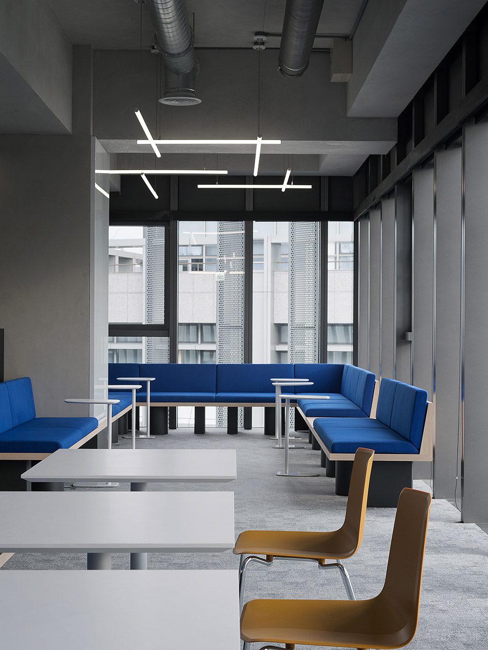 黑白灰时尚极简风办公室装修设计灰蓝色员工餐厅