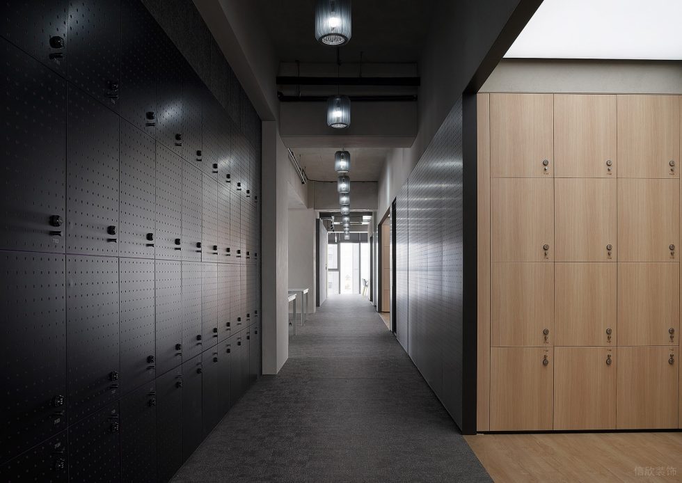 黑白灰时尚极简风办公室装修设计深色调储物区