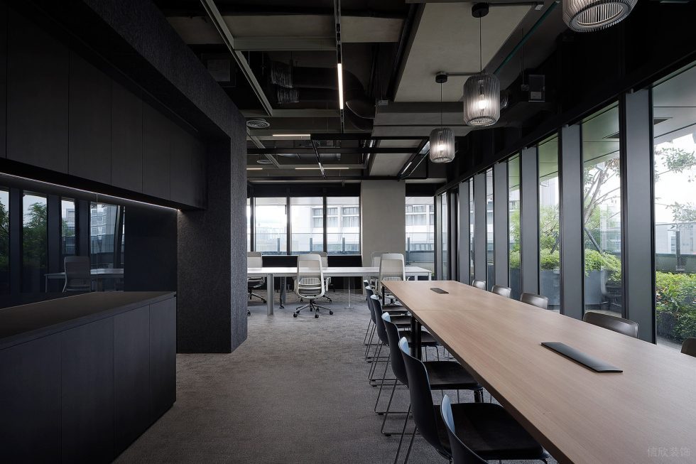 黑白灰时尚极简风办公室装修设计深色调开放式讨论区