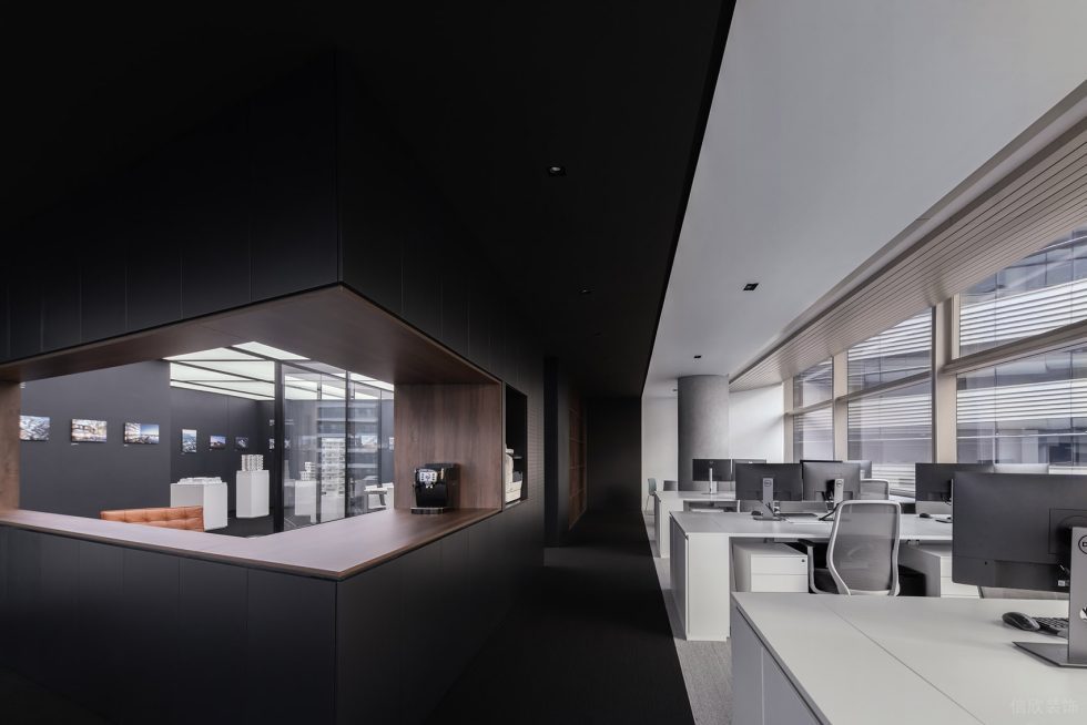 黑白色极简风办公室装修设计纯白色办公桌椅
