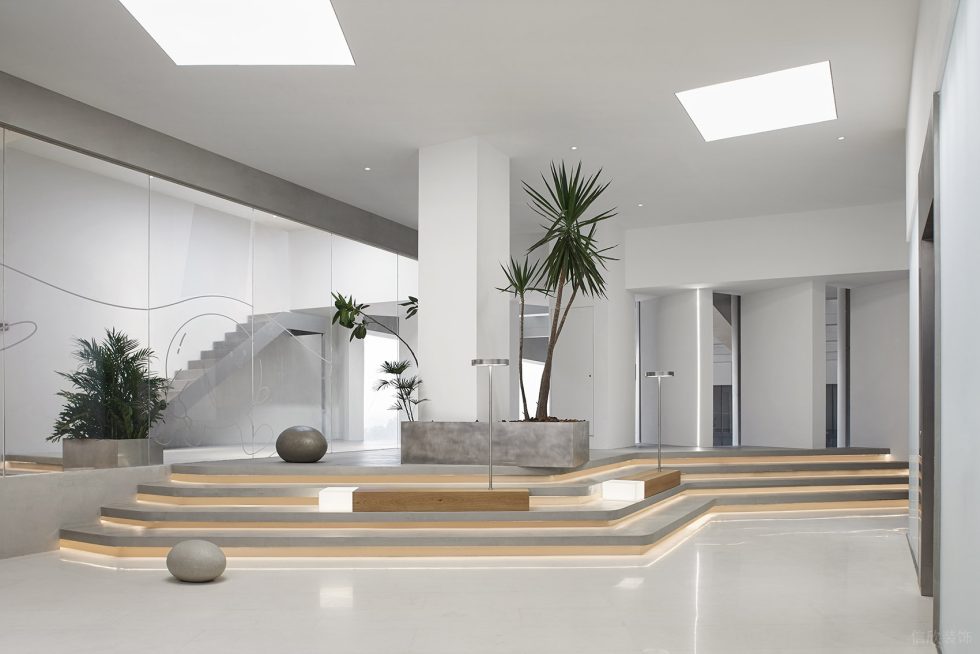 灰白色现代风格办公室装修设计灰白色阶梯式休闲区