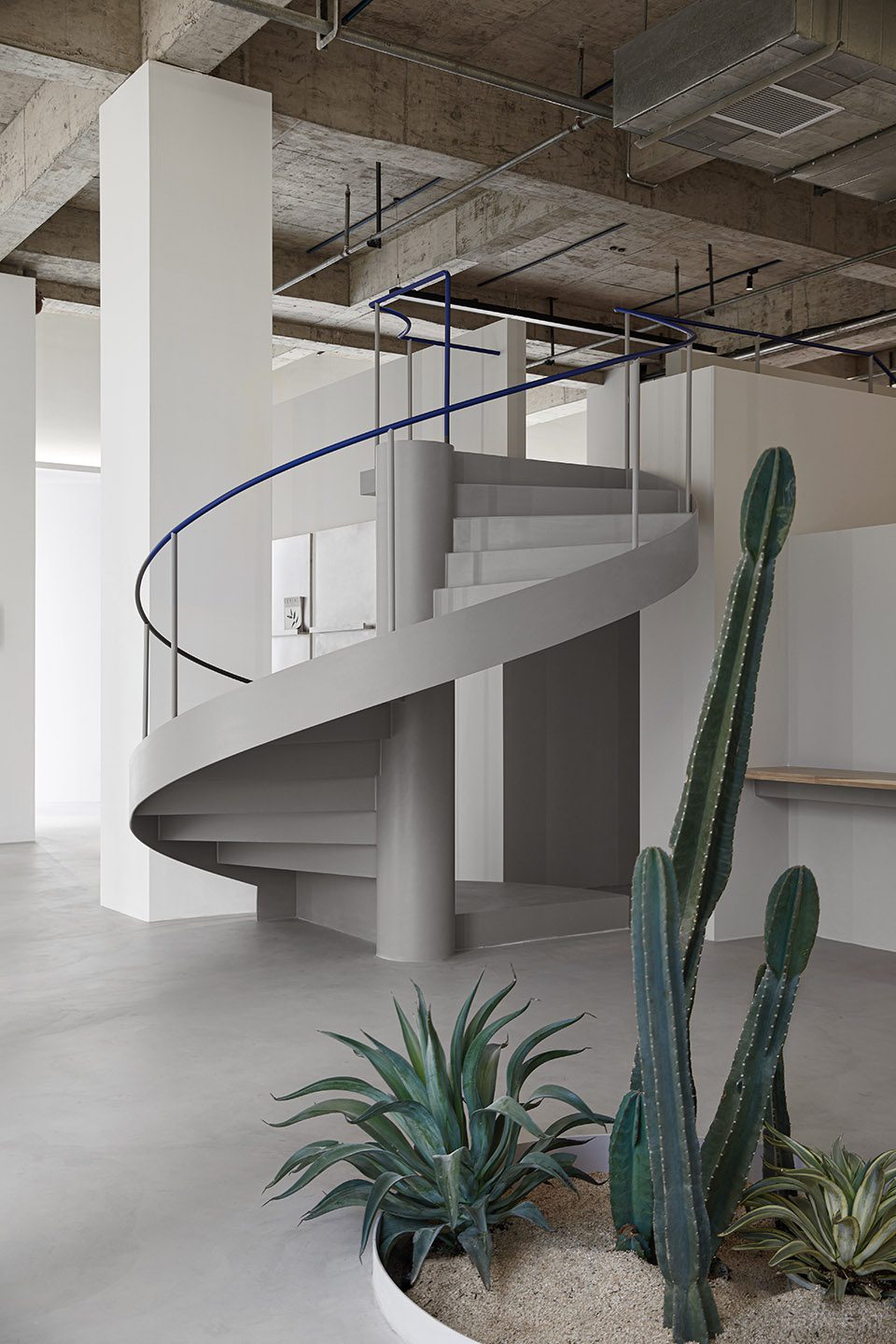 灰白色现代风格办公室装修设计灰白色楼梯厅