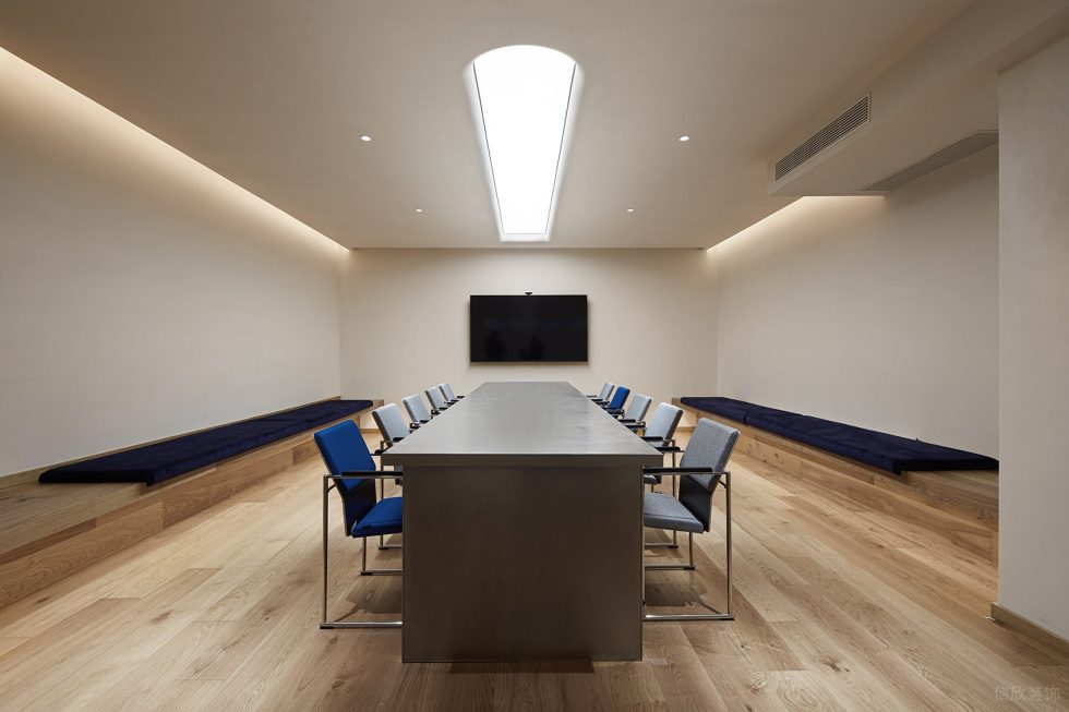 灰白色现代风格办公室装修设计浅木色会议室