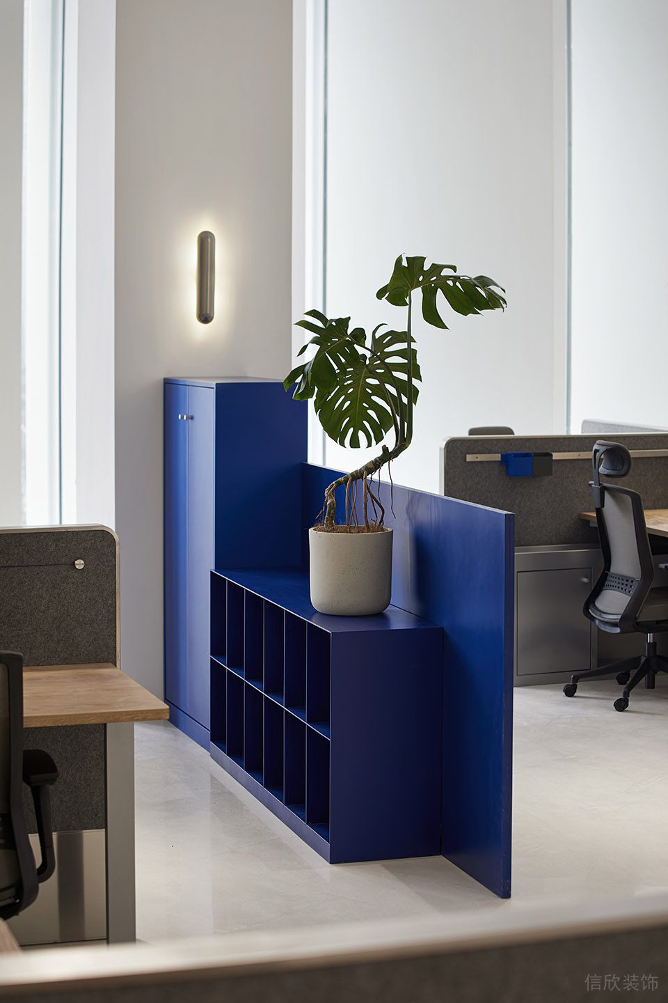 灰白色现代风格办公室装修设计宝蓝色装饰储物柜