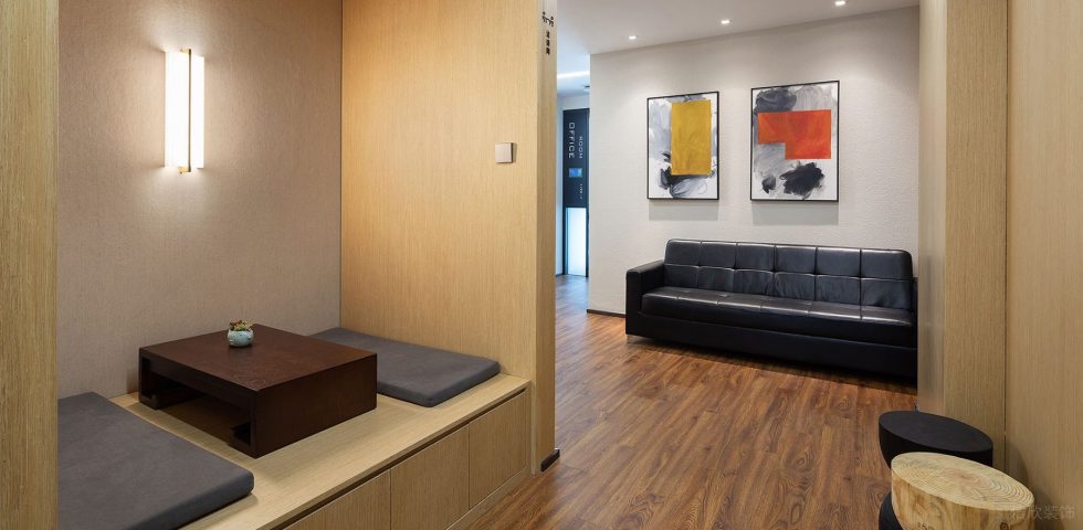 暖色现代风办公室装修设计木纹色休息区