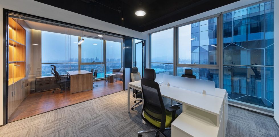 暖色现代风办公室装修设计深色调经理办公室