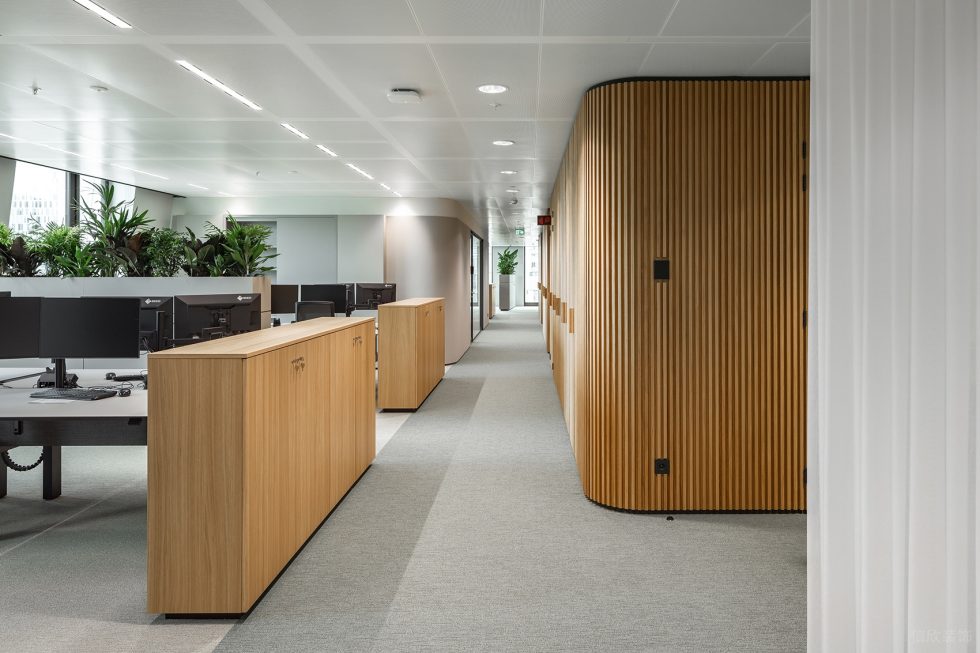 深暖色现代简约风办公室装修设计暖木色办公区