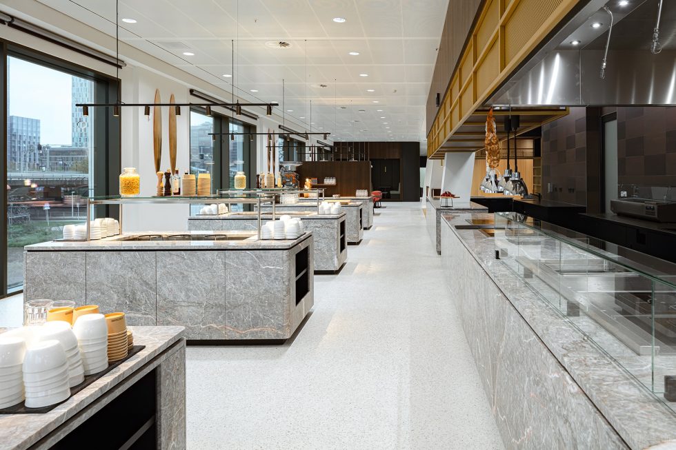 深暖色现代简约风办公室装修设计浅灰色职工餐厅