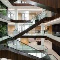 深暖色现代简约风办公室装修设计深木色楼梯效果图