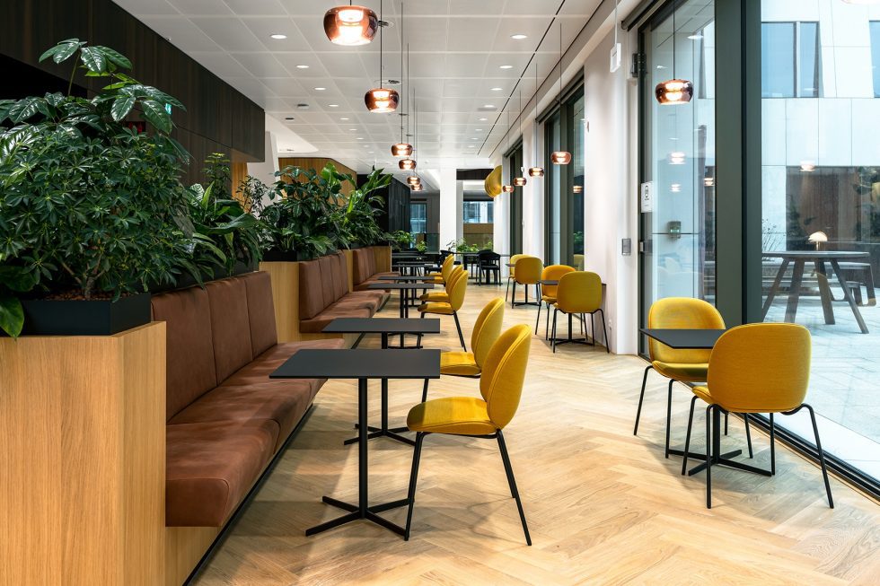 深暖色现代简约风办公室装修设计暖色调员工用餐区