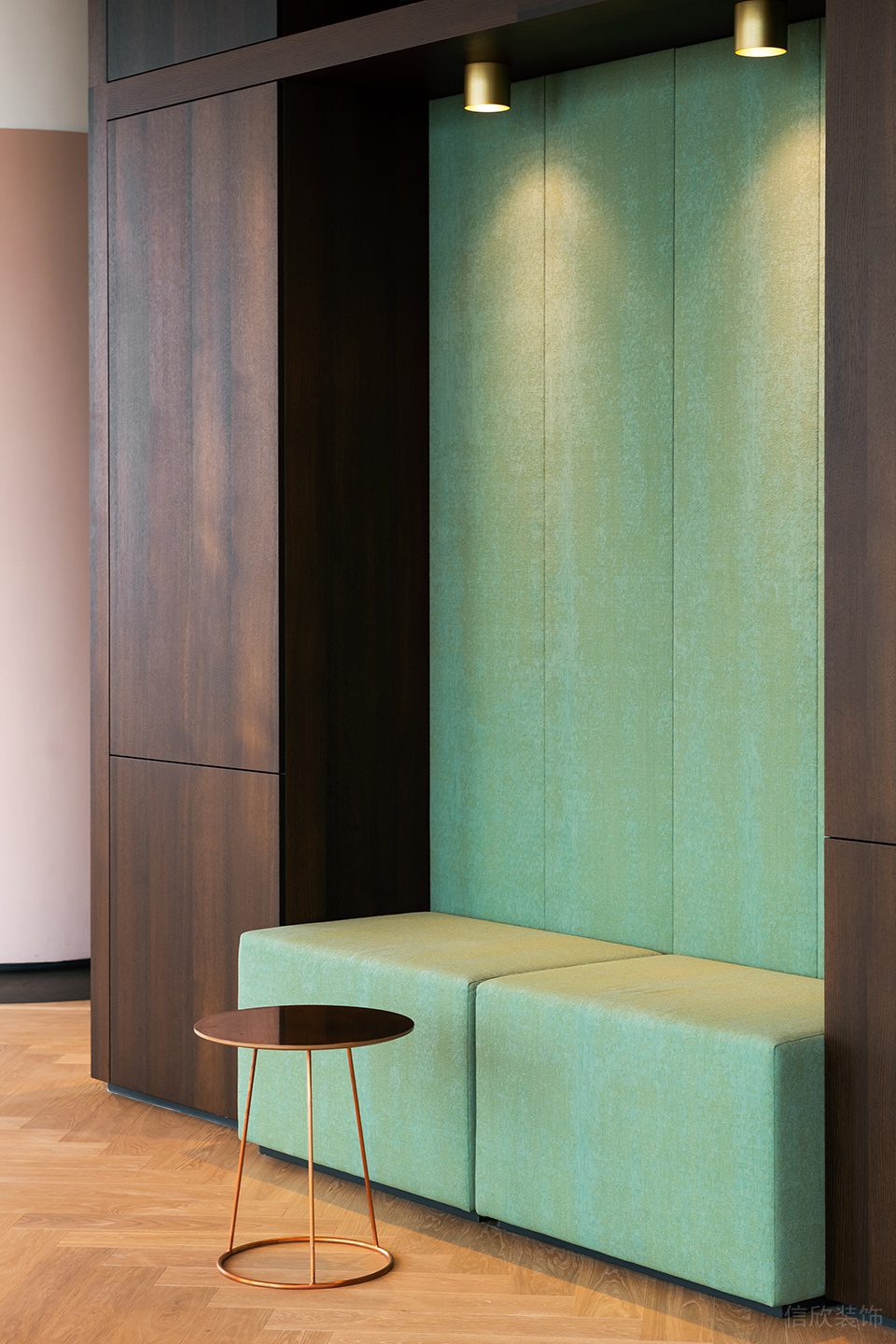 深暖色现代简约风办公室装修设计碧绿色订制休闲沙发