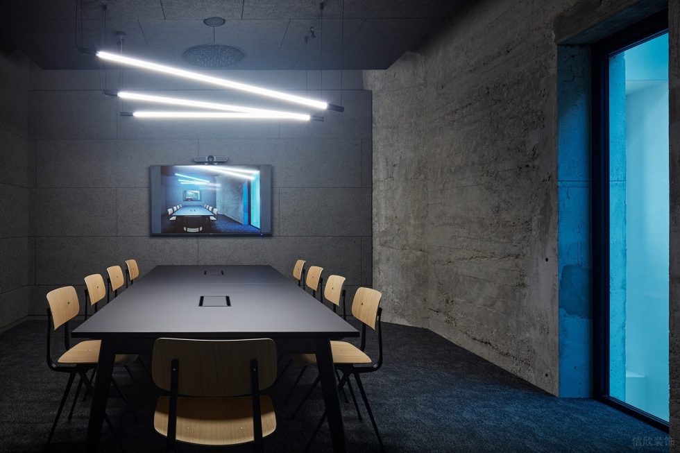 深色工业风办公室装修设计灰色调会议室
