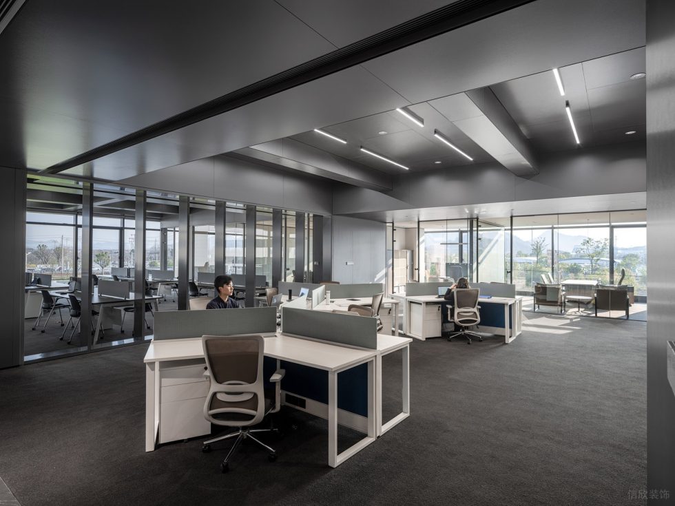 原木质感灰色调现代简约风办公室装修设计灰色办公区