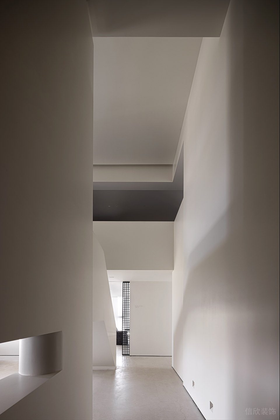 黑白灰抽象极简风办公室装修设计纯白色走廊