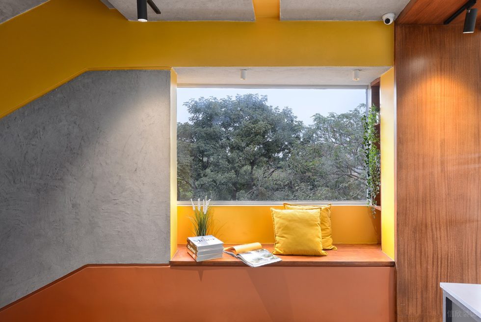 鲜色调简约风办公室装修设计亮黄色窗台休闲区