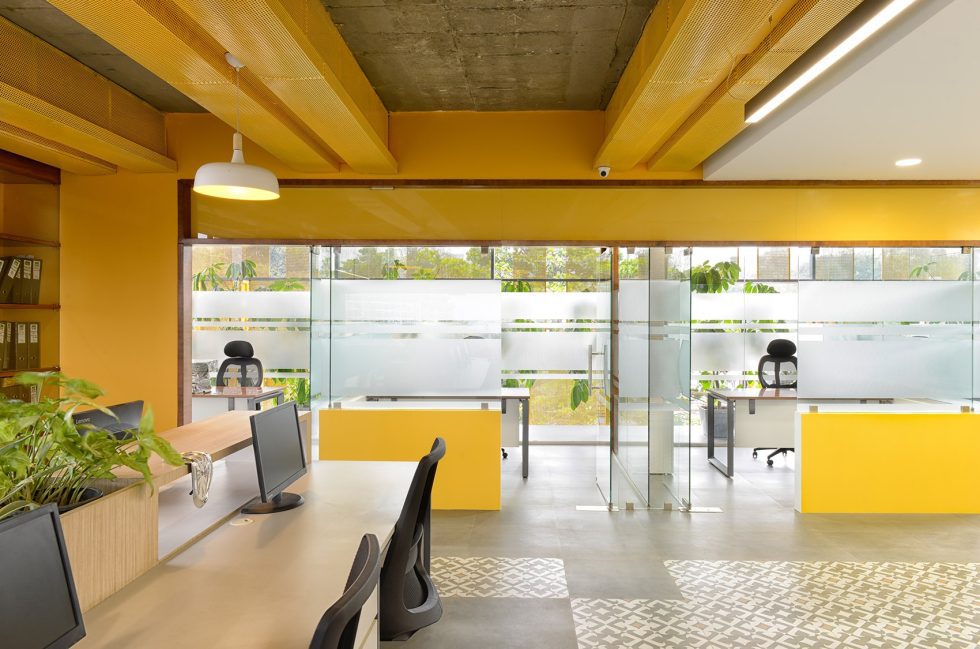 鲜色调简约风办公室装修设计亮黄色高管独立办公用房隔断