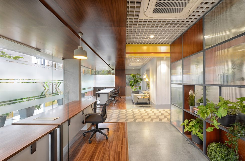鲜色调简约风办公室装修设计暖木色财务办公区
