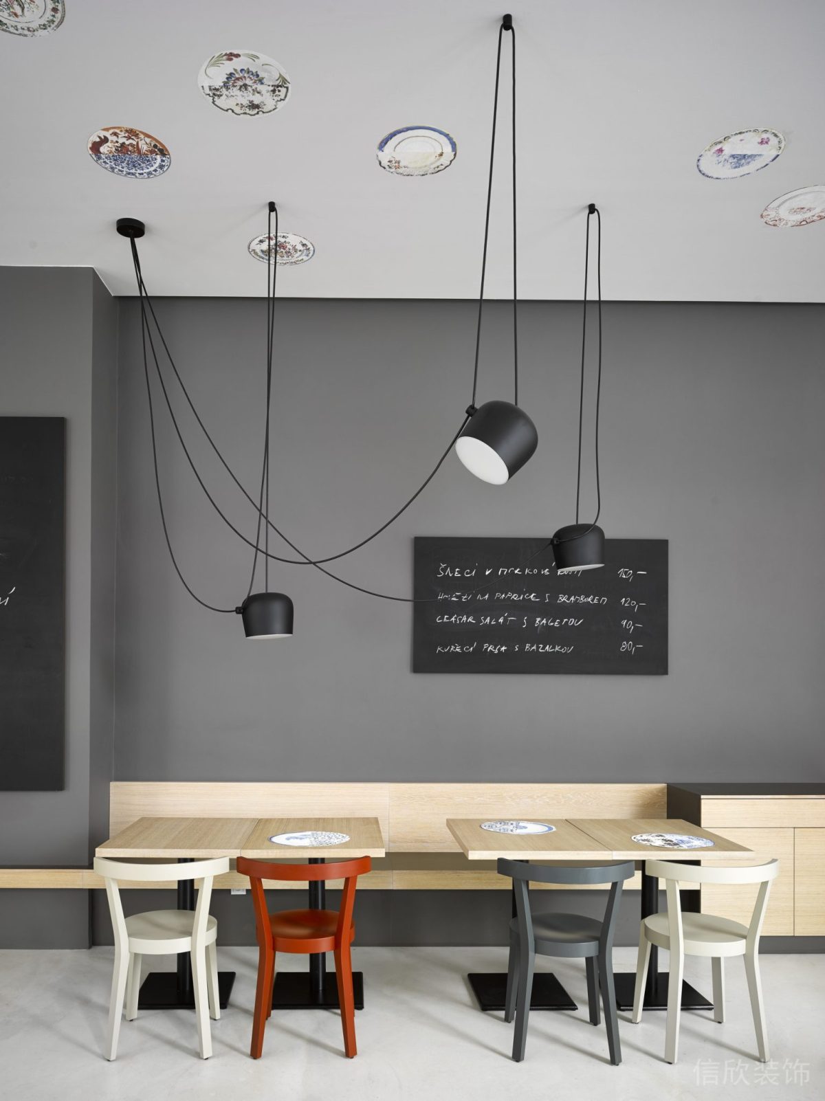 面包店灰色墙面软座餐桌椅装修效果图